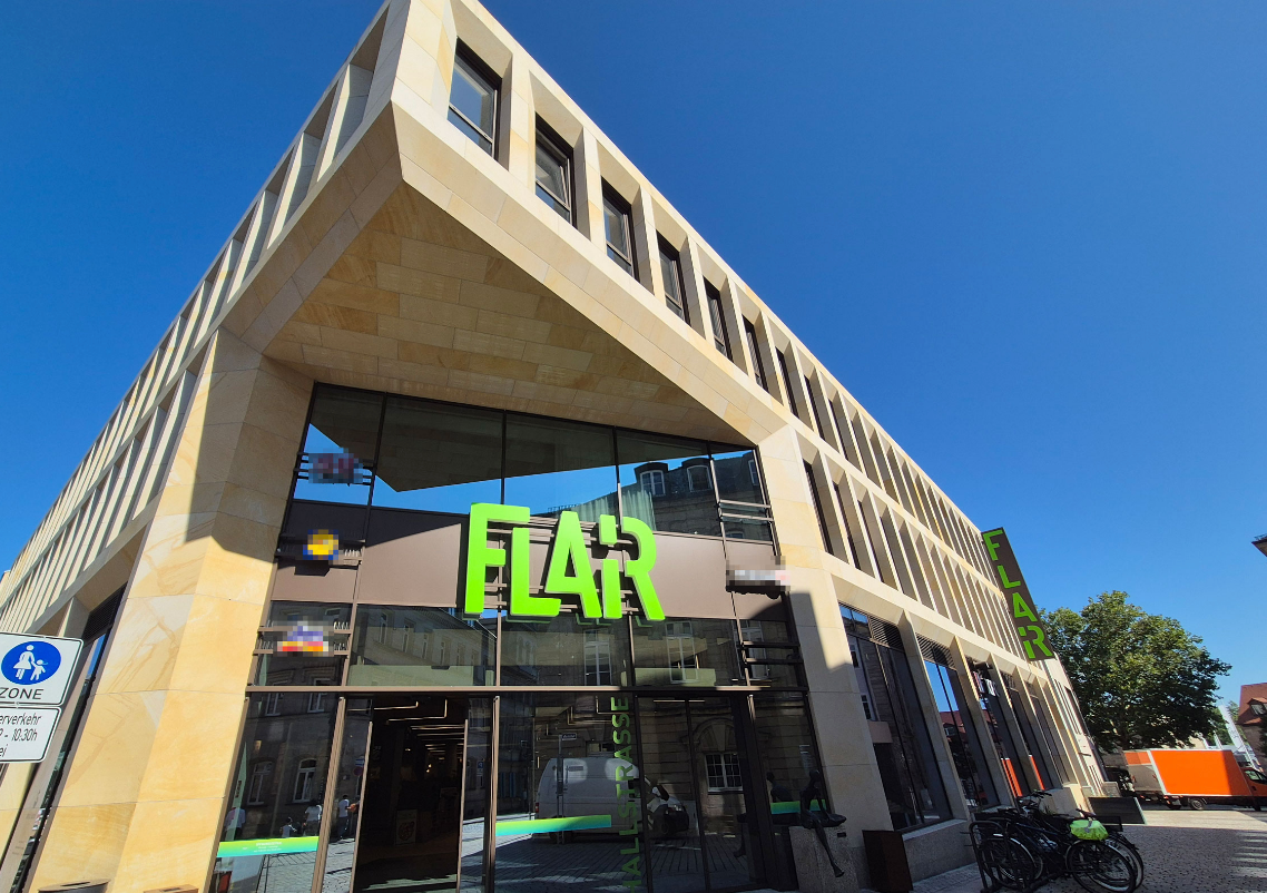 Exterior entrance of FLAIR Fürth, home of TGUNZINK Tattoo Studio